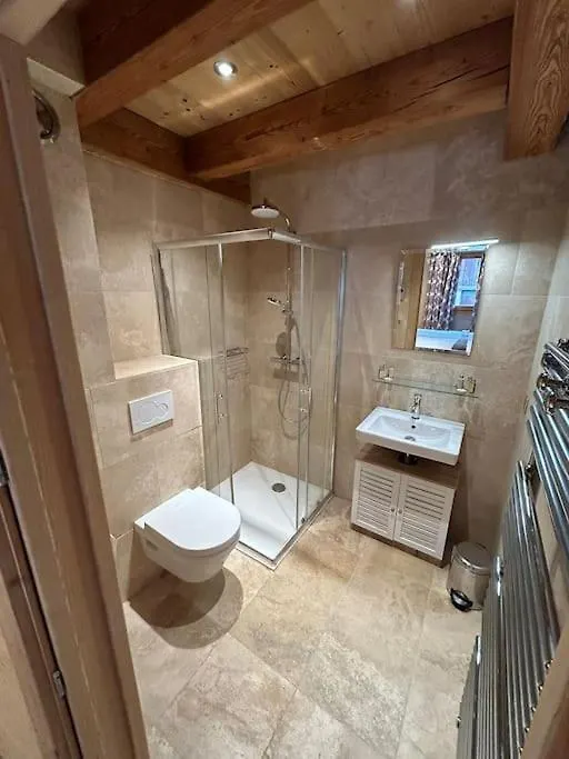 Chalet Mary - Central Morzine With Hot Tub & Sauna